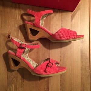 Shellys London Anthropologie 39 coral sandal
